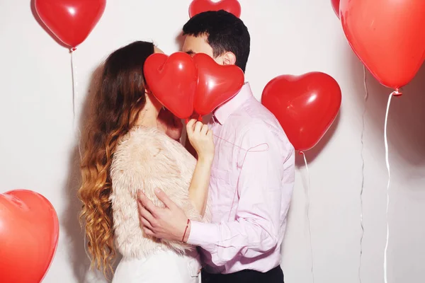 Man Geeft Een Cadeautje Aan Zijn Lieftallige Meisje Valentijnsdag Van — Stockfoto