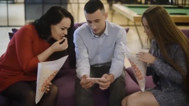 Groupe Personnes Mec Filles Regardent Film Mangent Pop Corn Groupe — Video