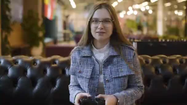 Menina Joga Videogames Diverte Loira Brinca Com Joystick Rapariga Ganha — Vídeo de Stock