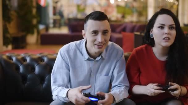 Pár Hraje Hry Proti Sobě Dívka Muž Hrají Hry Joysticku — Stock video