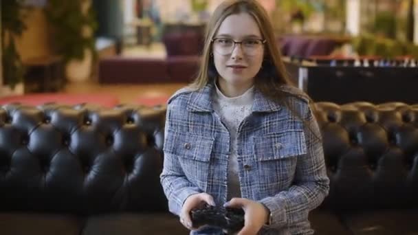 Kız Video Oyunları Oynuyor Eğleniyor Sarışın Joystick Ile Oynuyor Oyunu — Stok video