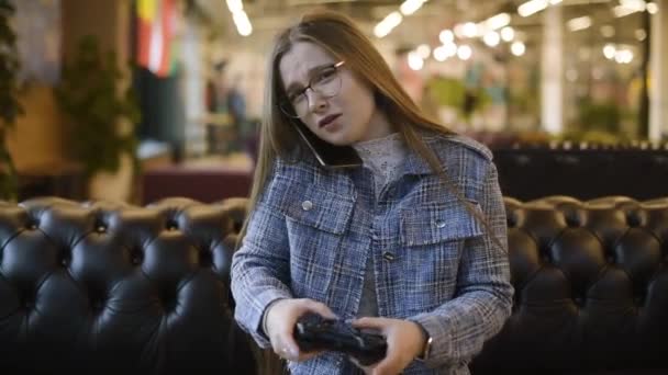 Menina Joga Videogames Diverte Loira Brinca Com Joystick Jogador Distraído — Vídeo de Stock