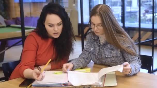 Студент Помогает Другому Студенту Домашним Заданием Объясняет Урок Учитель Иностранного — стоковое видео