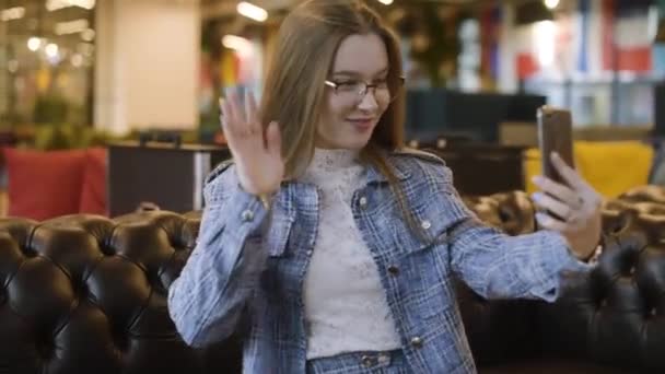 Jeune Fille Parle Sur Les Communications Mobiles Université École Restaurant — Video