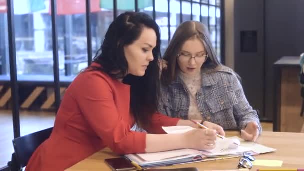 Een Student Helpt Een Andere Student Met Huiswerk Legt Les — Stockvideo