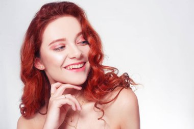 Muhteşem bukleleri olan güzel kızıl saçlı bir kızın portresi. Kırmızı