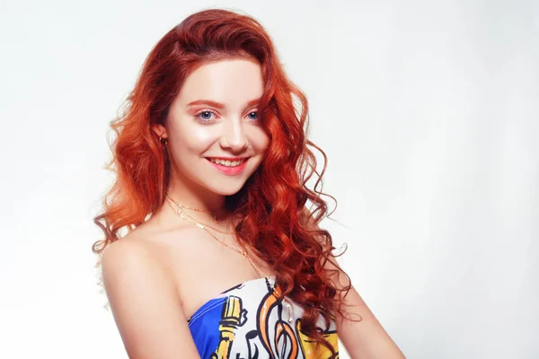 Muhteşem bukleleri olan güzel kızıl saçlı bir kızın portresi. Kırmızı — Stok fotoğraf