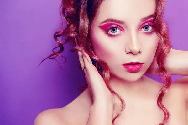 Красивая молодая девушка с фиолетовым макияжем, на фиолетовом фоне — стоковое фото