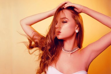 Bezelyeli yaratıcı makyajlı güzel bir kızın moda fotoğrafı.