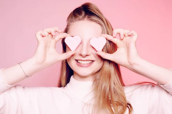 La chica cierra los ojos con el corazón, la chica está enamorada, Valen —  Fotos de Stock