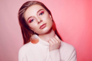 Pembe arka planda inanılmaz güzel bir sarışın. Ba 'nın Portresi