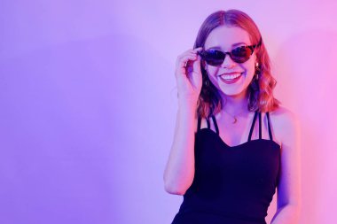 Neonlu güzel bir kız. Kısa saçlı bir kızın moda fotoğrafı, da...