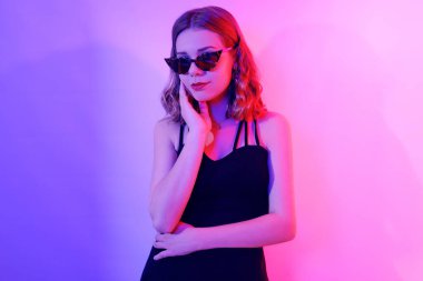 Neonlu güzel bir kız. Kısa saçlı bir kızın moda fotoğrafı, da...