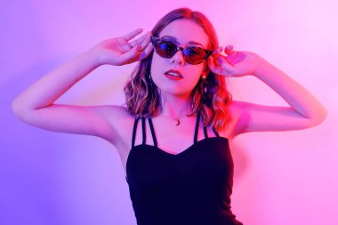 Neonlu güzel bir kız. Kısa saçlı bir kızın moda fotoğrafı, da...