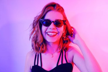Neonlu güzel bir kız. Kısa saçlı bir kızın moda fotoğrafı, da...