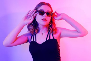 Neonlu güzel bir kız. Kısa saçlı bir kızın moda fotoğrafı, da...