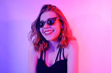Neonlu güzel bir kız. Kısa saçlı bir kızın moda fotoğrafı, da...
