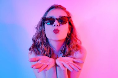 Neonlu güzel bir kız. Kısa saçlı bir kızın moda fotoğrafı, da...