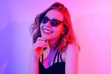 Neonlu güzel bir kız. Kısa saçlı bir kızın moda fotoğrafı, da...