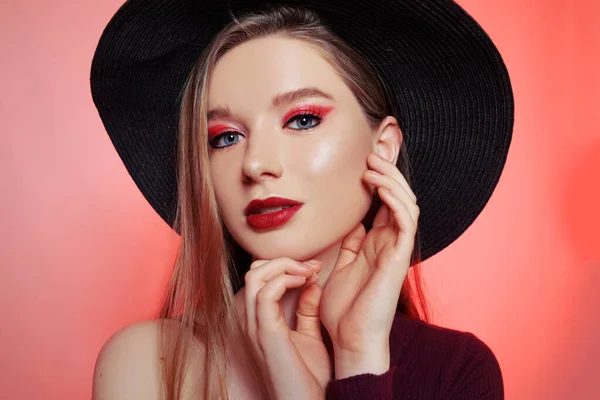 Hinreißende Blondine im großen Hut mit weinrotem Make-up, roten Lippen, einem — Stockfoto