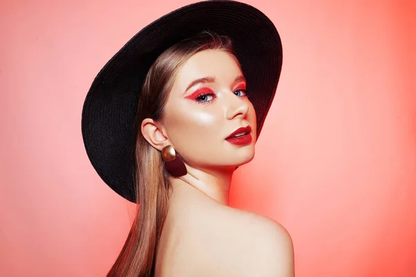 Hinreißende Blondine im großen Hut mit weinrotem Make-up, roten Lippen, einem — Stockfoto