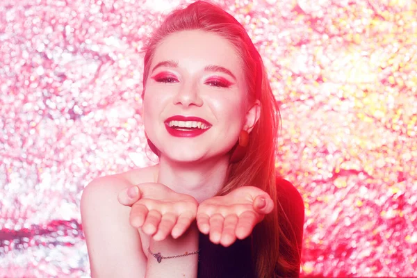 Linda loira em um fundo bokeh brilhante. Menina com mak rosa — Fotografia de Stock