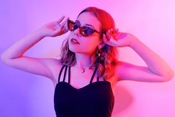 Bella ragazza al neon. Foto di moda di una ragazza dai capelli corti, da — Foto Stock