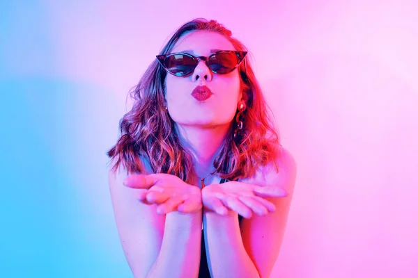 Bella ragazza al neon. Foto di moda di una ragazza dai capelli corti, da — Foto Stock