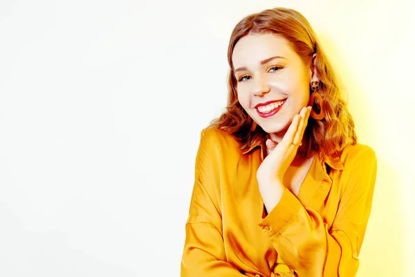 Belle jeune fille aux sourires jaunes et aux rires. Une fille avec un — Photo