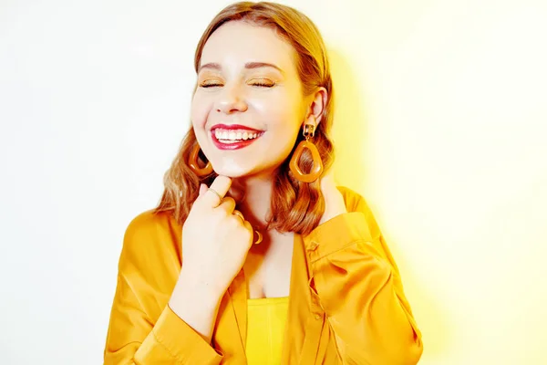 Красивая молодая девушка в желтых улыбках и смеется. Девушка с... — стоковое фото