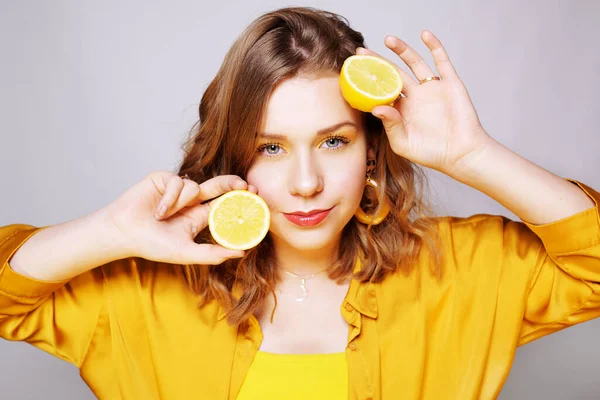 Портрет девушки с лимоном. Девушка в ярко-желтом платье — стоковое фото