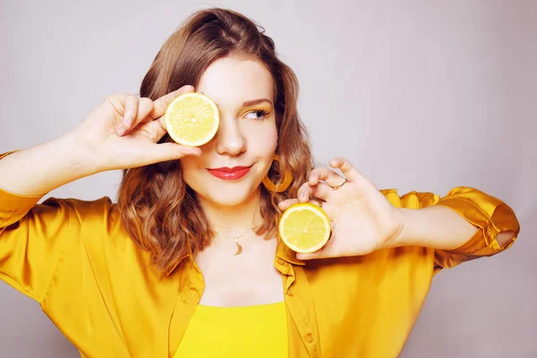 Портрет девушки с лимоном. Девушка в ярко-желтом платье — стоковое фото