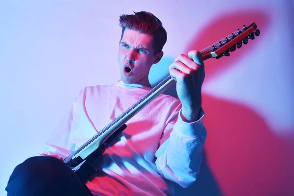 Hombre Toca Guitarra Eléctrica Con Luz Neón Luz Azul Roja — Foto de Stock
