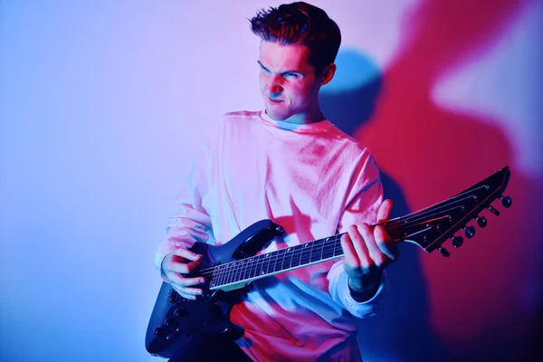 Hombre Toca Guitarra Eléctrica Con Luz Neón Luz Azul Roja — Foto de Stock