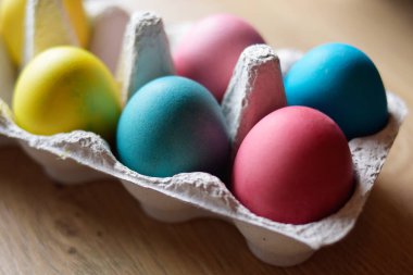 Mutlu Paskalyalar. Gri betonda renkli yumurtalar. Çiçekli, kürklü fok söğüdü, soyut bir arka planda. Renkli boyalar, fırçalar, suluboya. Düz yatıyordu.