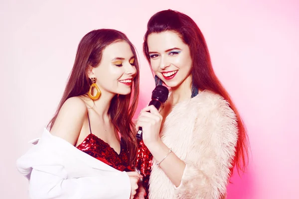 Hermosas Morenas Sobre Fondo Rosa Cantan Micrófono Adolescente Karaoke Chica — Foto de Stock
