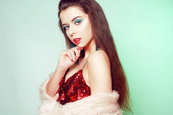 Hermosa Morena Vestido Rojo Brillante Chica Con Maquillaje Verde Accesorios — Foto de Stock