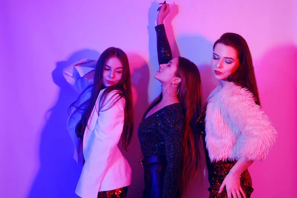 Tre Belle Ragazze Stanno Ballando Neon Una Festa Incredibilmente Divertente — Foto Stock