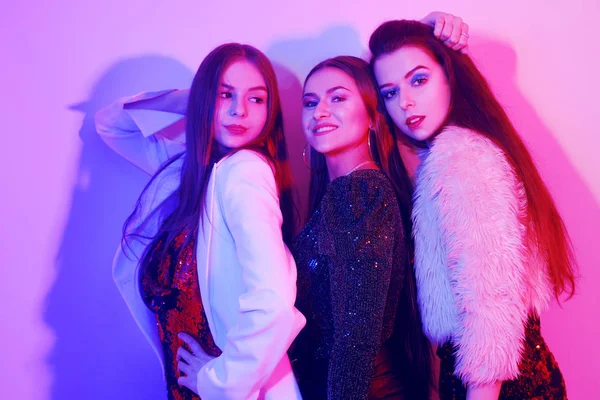 Tre Belle Ragazze Stanno Ballando Neon Una Festa Incredibilmente Divertente — Foto Stock