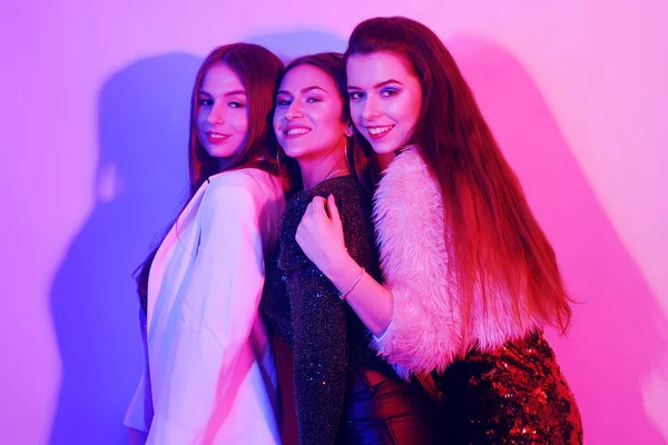 Tres Hermosas Chicas Bailan Neón Una Fiesta Increíblemente Divertida Con —  Fotos de Stock