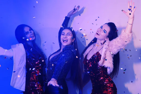 Три Красиві Дівчата Танцюють Неоні Неймовірно Весела Вечірка Дівчатами Блискучих — стокове фото
