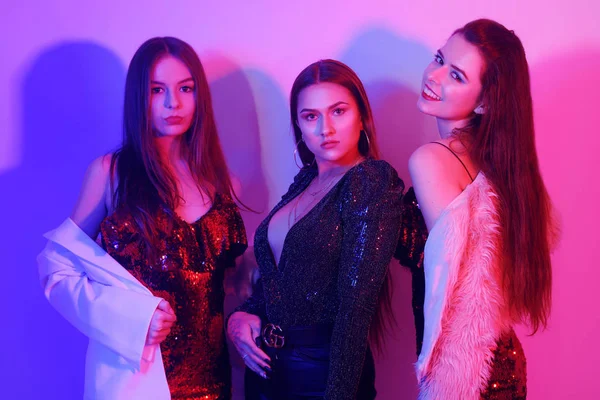 Tre Belle Ragazze Stanno Ballando Neon Una Festa Incredibilmente Divertente — Foto Stock