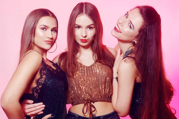 Ragazze Posano Fanno Facce Mostrano Lingua Ragazze Abiti Brillanti Con — Foto Stock