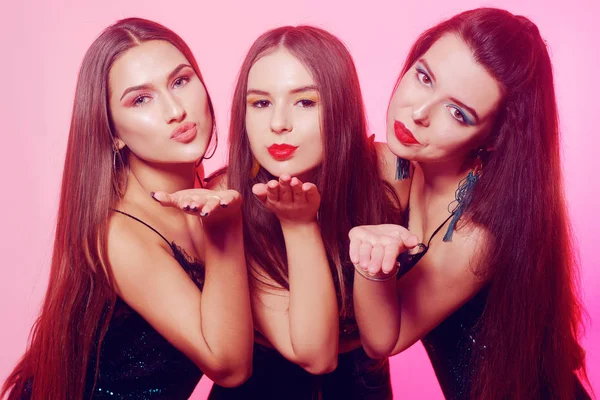 Tres Chicas Posan Envían Besos Chicas Vestidos Brillantes Con Diferentes — Foto de Stock