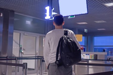 Havaalanında bir adam var, biri iniyor, VIP kaydı var. Adam havaalanına geç kalmıştı. Havaalanına gitmek için ne kadar paraya ihtiyacın var? Havaalanında sırt çantalı bir adam..