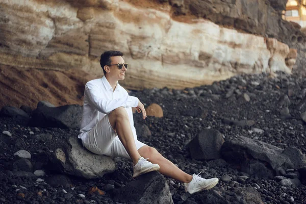 Hombre Sienta Océano Sobre Las Rocas Playa Piedra Tenerife Hombre — Foto de Stock