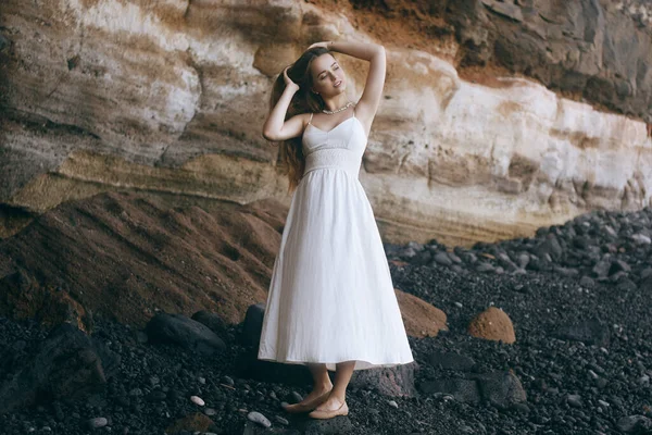 Gyönyörű Lány Hosszú Fehér Ruhában Óceánon Tengerparton Hosszú Hajú Lányt — Stock Fotó