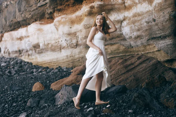 Sahilde Okyanusta Uzun Beyaz Elbiseli Güzel Bir Kız Uzun Saçlı — Stok fotoğraf
