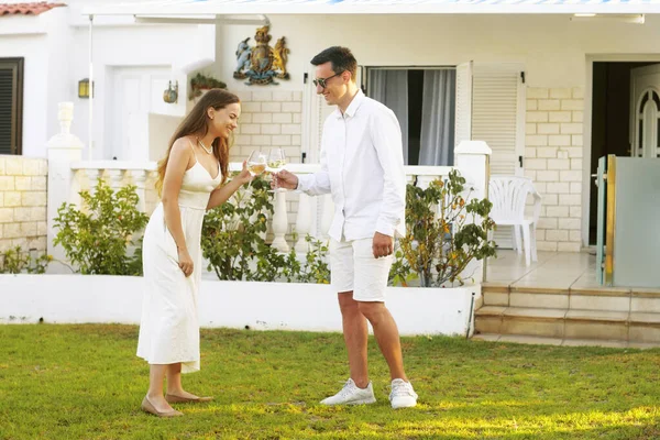 Couple Boit Vin Blanc Sur Pelouse Près Leur Maison Sur — Photo