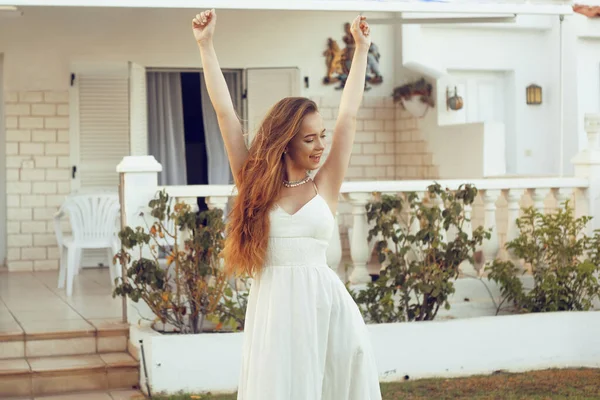 Beyaz Elbiseli Şık Bir Kız Güzel Bir Evin Arka Planında — Stok fotoğraf